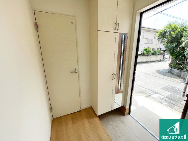 京都市伏見区向島二ノ丸町　第2期　新築一戸建ての玄関|シューズボックスにはたくさんの靴が収納できるので玄関周りはいつもスッキリ！ご家族が増えても安心！