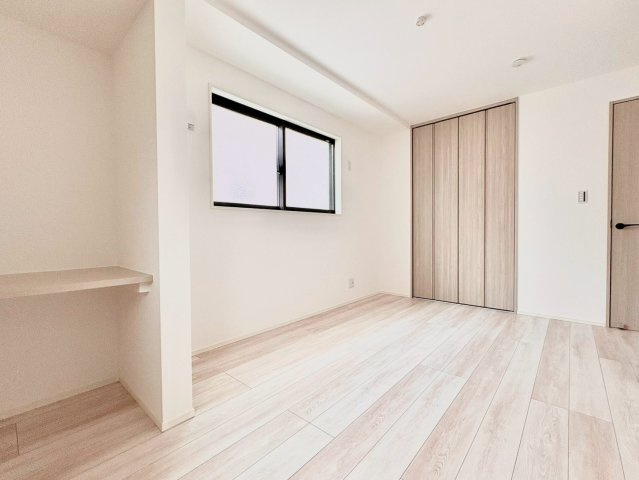 中野区白鷺3丁目　新築戸建の洋室|各部屋に窓を設置！明るい日差しが降り注ぐ心地よい室内は、日々の暮らしに安らぎを与えてくれます。

現地ご見学希望・資料請求などお気軽にお問い合わせ下さい！
03-5990-5201