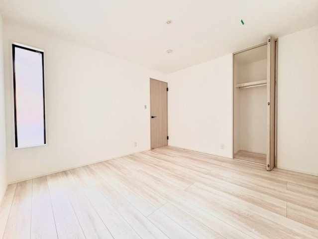中野区白鷺3丁目　新築戸建の洋室|白を基調としたお部屋は光を反射するため、お部屋が明るく美しく見えますね！

現地ご見学希望・資料請求などお気軽にお問い合わせ下さい！
03-5990-5201