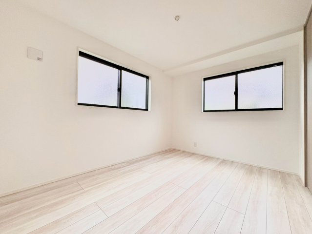 中野区白鷺3丁目　新築戸建の洋室|2面採光のため、通風や採光性を高めてくれます。明るく開放的で快適な居住空間を実現！

現地ご見学希望・資料請求などお気軽にお問い合わせ下さい！
03-5990-5201