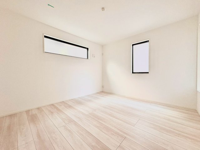 中野区白鷺3丁目　新築戸建の洋室|高い位置に窓があるため、机やベッドなど家具のレイアウトがしやすいお部屋です。

現地ご見学希望・資料請求などお気軽にお問い合わせ下さい！
03-5990-5201
