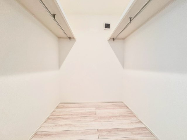 中野区白鷺3丁目　新築戸建の収納|四季に応じて衣類などをしまう事ができる、大型収納スペースのウォークインクローゼット！

現地ご見学希望・資料請求などお気軽にお問い合わせ下さい！
03-5990-5201
