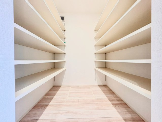中野区白鷺3丁目　新築戸建の収納|パントリーがあれば調理器具までスッキリ！食品の在庫も分かりやすく取り出しもスムーズ。

現地ご見学希望・資料請求などお気軽にお問い合わせ下さい！
03-5990-5201