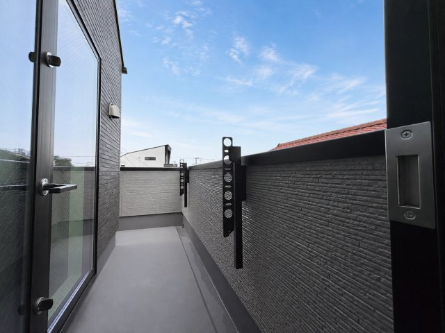中野区白鷺3丁目　新築戸建のバルコニー|朝の澄んだ空気や、夕方の清々しい風を五感で感じられるバルコニー！

現地ご見学希望・資料請求などお気軽にお問い合わせ下さい！
03-5990-5201