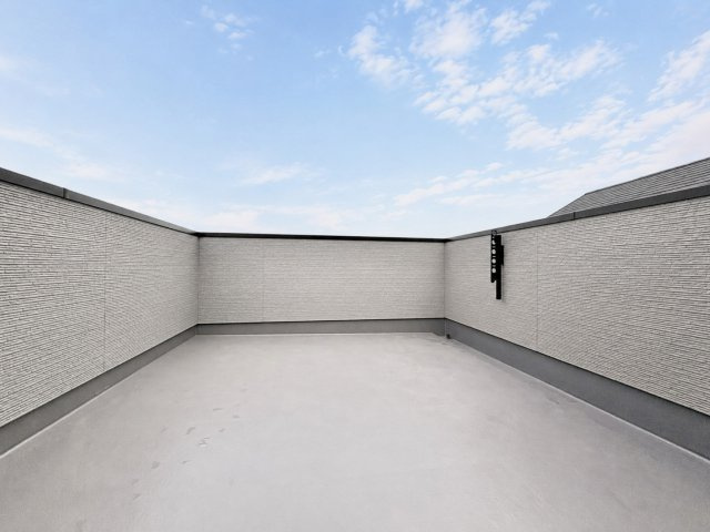 中野区白鷺3丁目　新築戸建のバルコニー|ルーフバルコニーからの景色は、朝や夜、四季によって変わるのも魅力の一つ。

現地ご見学希望・資料請求などお気軽にお問い合わせ下さい！
03-5990-5201