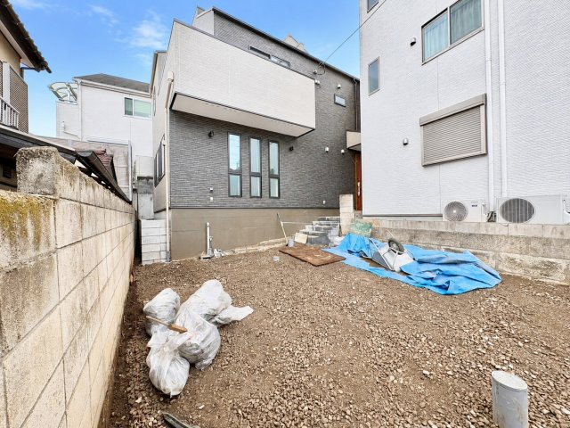 中野区白鷺3丁目　新築戸建の前面道路含む現地写真|都市機能と自然が融合した価値ある住環境。

現地ご見学希望・資料請求などお気軽にお問い合わせ下さい！
03-5990-5201
