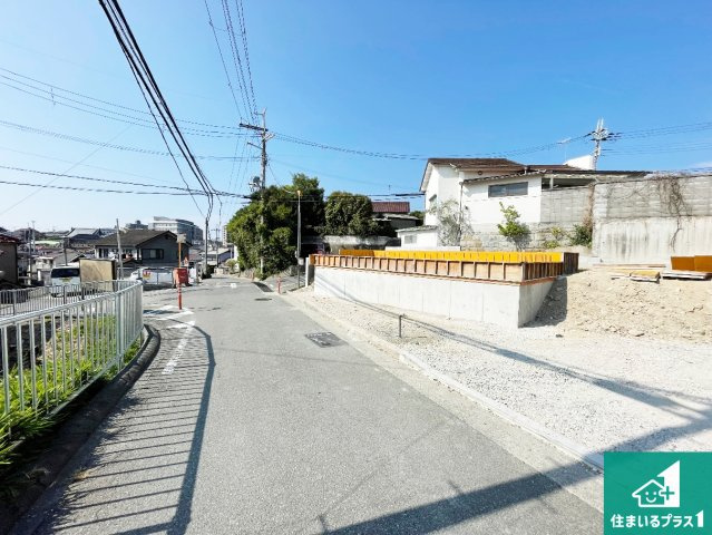 明石市藤江　新築一戸建ての前面道路含む現地写真|周辺は落ち着いた街並みの住宅地！子育てがしやすい住環境です！まだ未完成ですが、現地でしかわからない事もございます。是非一度ご覧ください。