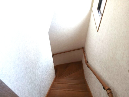 滑川町月の輪3丁目 中古戸建の内装|階段