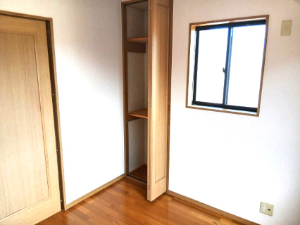 滑川町月の輪3丁目 中古戸建の洋室|２階洋室（物入）
