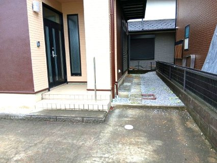 滑川町月の輪3丁目 中古戸建の玄関