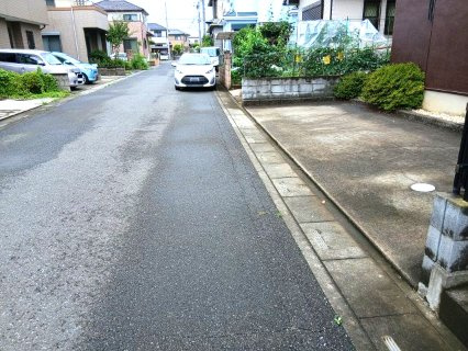 滑川町月の輪3丁目 中古戸建の前面道路含む現地写真|西側約6ｍ公道に約9ｍ接する
