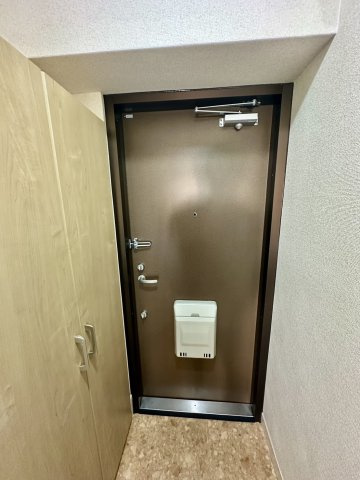 第５よしみビルの玄関|二重ロックの玄関ドアでセキュリティー面も安心！！※写真は４０１号室。５０２号室は内装が一部異なります