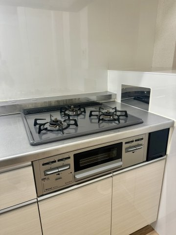 第５よしみビルのキッチン|グリル付きのコンロ！！※写真は４０１号室。５０２号室は内装が一部異なります。