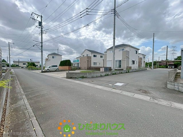 久喜市中里　中古一戸建ての前面道路含む現地写真|ゆとりのある道幅です！
