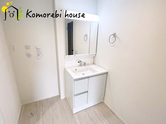 桶川市泉　5期　新築一戸建て　グラファーレ　02の独立洗面台|朝の身支度には欠かせない独立洗面化粧台
