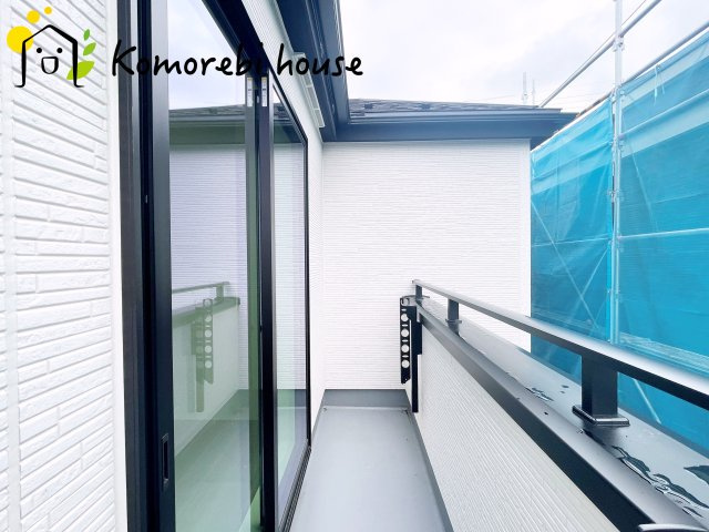 桶川市泉　5期　新築一戸建て　グラファーレ　02のバルコニー|外からの目が気にならないバルコニーで洗濯物が干せます