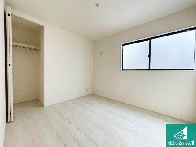 明石市藤が丘　第5期　新築一戸建ての洋室|収納スペースが充実しているので子供の成長に合わせてたくさん収納ができます！家族構成に合わせた様々な活用ができる収納！