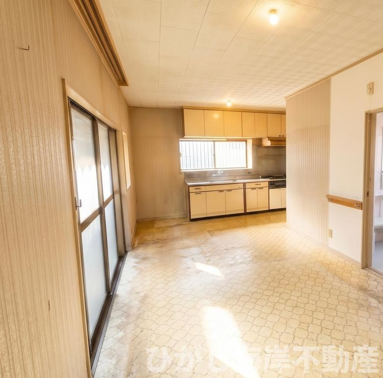 平塚市東八幡2丁目　中古戸建の居間・リビング|新規リフォーム中　14帖　LDK