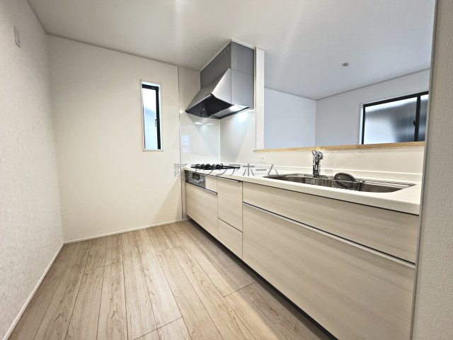 入間市東藤沢5丁目・全1棟　新築一戸建　のキッチン|家事動線のよい対面キッチン