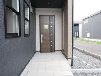 【玄関】 | 中央市成島 オール電化新築戸建 全2棟 1号棟 南東角地 | 庇付きの玄関