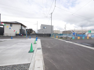 【前面道路含む現地写真】 | 中央市成島 オール電化新築戸建 全2棟 1号棟 南東角地 | 前面道路南側