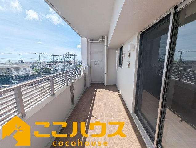 ベアーズコート北谷町上勢頭ヒルズのバルコニー|光を取り込みやすく、日常使いしやすいバルコニー