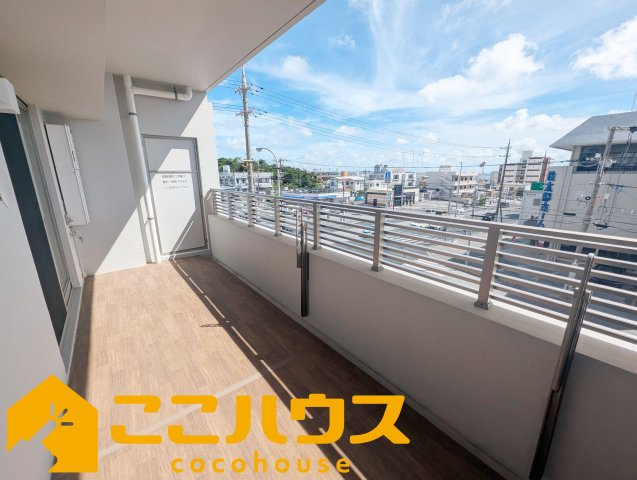 ベアーズコート北谷町上勢頭ヒルズのバルコニー|光を取り込みやすく、日常使いしやすいバルコニー