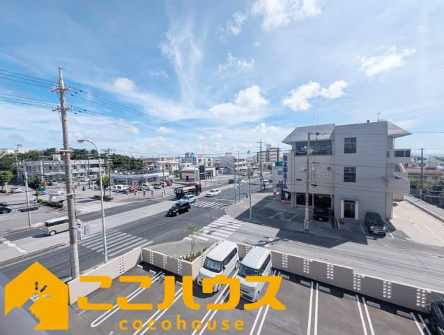 ベアーズコート北谷町上勢頭ヒルズの展望|バルコニーから広がる開放的な眺望。周辺施設も身近に感じられる便利な住環境です♪
