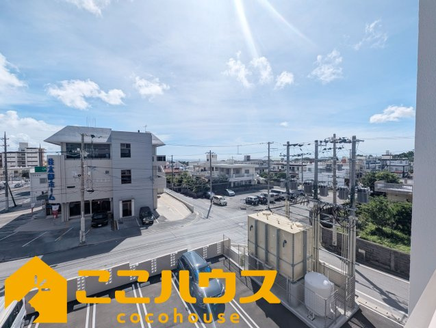 ベアーズコート北谷町上勢頭ヒルズの展望|バルコニーから広がる開放的な眺望。周辺施設も身近に感じられる便利な住環境です♪