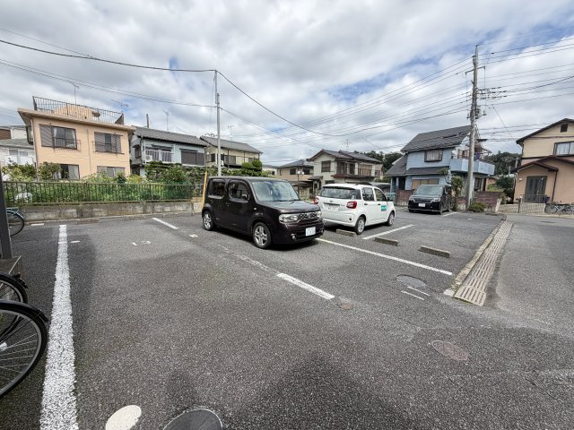 ヴィラージュ南流山の駐車場