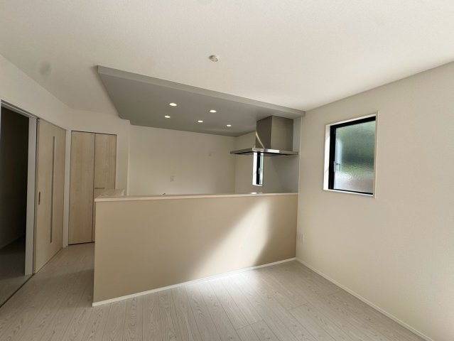 Adoble+ーアドブル＋小倉南区徳吉東4丁目3期　【小倉南区　新築戸建て】のキッチン|下がり天井がお洒落なキッチン♪　【小倉南区　新築戸建て】