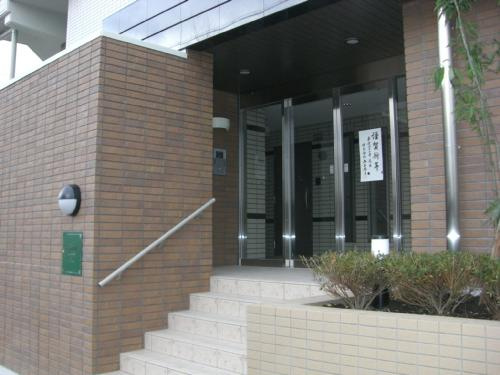 リブ荒池のエントランス