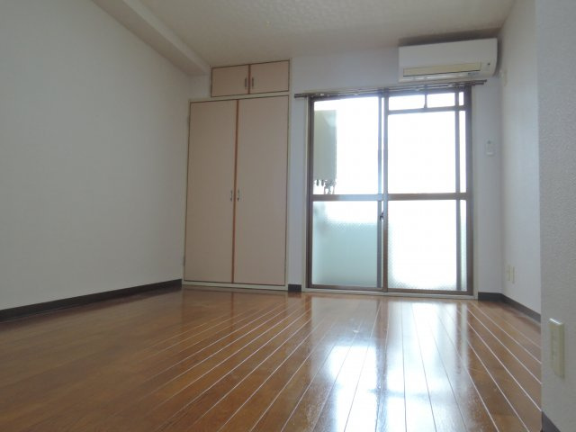 ランプの洋室