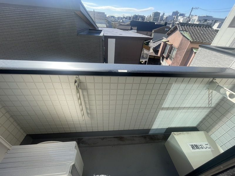 墨田区立花２丁目のアパートのバルコニー