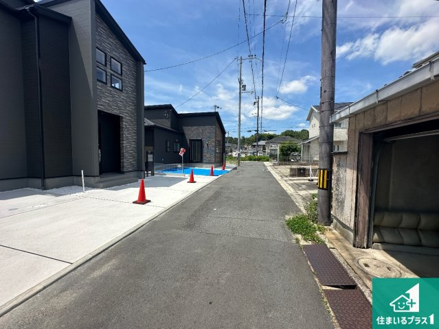 10(月)～16(日)現地説明会　奈良市法蓮町　ラスト1邸の前面道路含む現地写真|周辺は閑静な住宅街！前面道路広々で車の出し入れも便利です。駐車が苦手な方でも安心して車庫入れできます！
