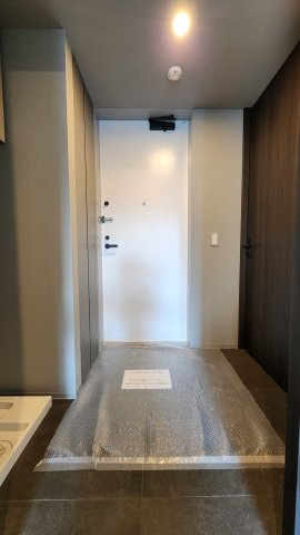 プライムメゾン浅草イーストの玄関