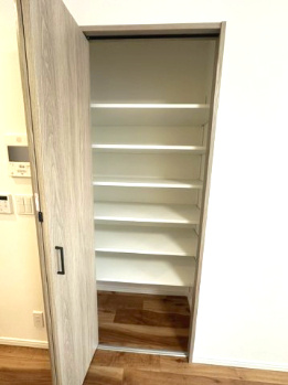 【収納】 | パレ千里壱号棟 | 何かと物が多くなるリビングにも収納付き！お掃除用具や書類関係などもスッキリ片付きますね。