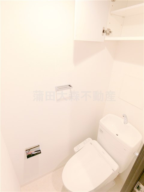 ルフレグランデ多摩川のトイレ|吊戸棚と温水洗浄便座付きのトイレ