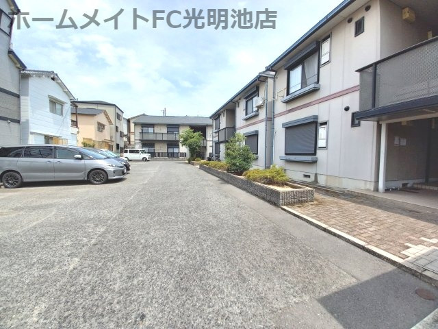 プレドール深井の駐車場