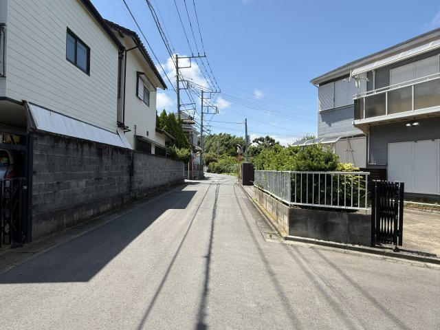 【前面道路含む現地写真】 | 〇●平塚市山下3丁目 売地●〇 | 小学校まで徒歩5分、中学校まで徒歩10分なのでお子様のいるご家族も安心の住環境です！