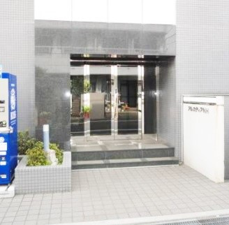 八王子市散田町３丁目の賃貸マンションのエントランス