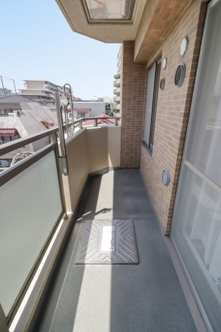 グローリオ板橋本町パークサイドのバルコニー|グローリオ板橋本町パークサイド：約５．９９平米の南向きワイドバルコニー画像です！