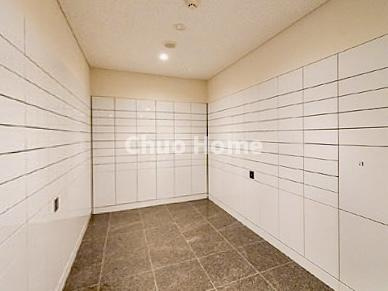 アルファグランデ小岩スカイファーストの設備|【宅配ボックス】在宅時・不在時に関わらず、居住者の代わりに非対面で宅配物を受け取ってくれる便利な設備です。わかりやすくご説明致しますので見学時にはお部屋だけではなく共用部分もぜひチェックしてください。