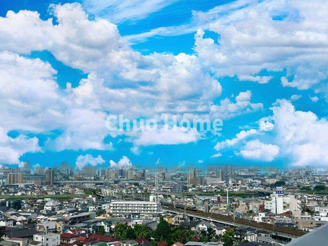アルファグランデ小岩スカイファーストの展望|手を伸ばせば、ふれることが出来そうな環境が、そのままインテリアになったような印象です。その豊かな眺望にふさわしい空間には、通風・採光にも優れ、心地よい光と風があふれています