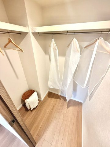 コスモ保土ヶ谷パークフォルムの収納|衣類やバッグをまとめて収納できるウォークインクローゼット。