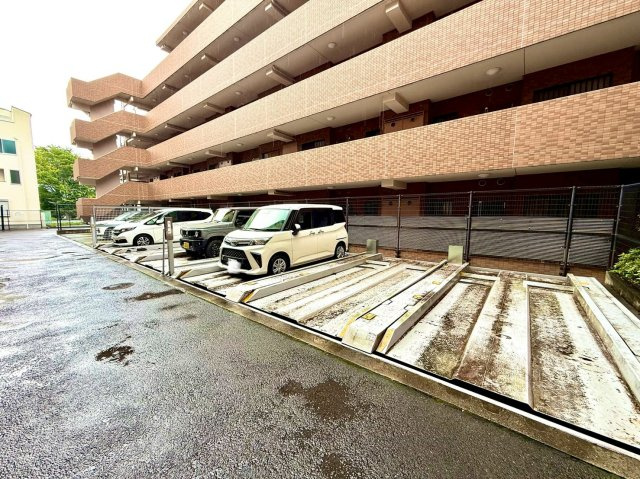 コスモ保土ヶ谷パークフォルムの駐車場|荷物の積み下ろしもスムーズに行える敷地内駐車場。