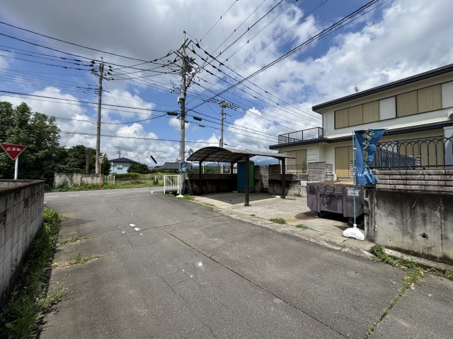 高崎市中里町　中古住宅の前面道路含む現地写真|現地写真　南側接道幅員約5.2ｍ　西側接道幅員約8.6ｍ