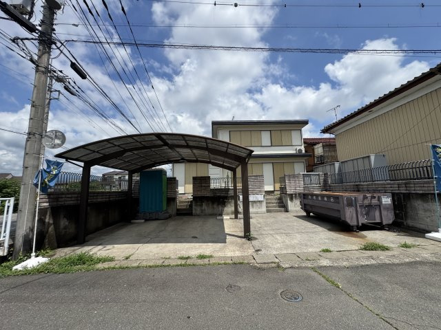 高崎市中里町　中古住宅の駐車場|現地写真　駐車スペースは並列4台分可能
