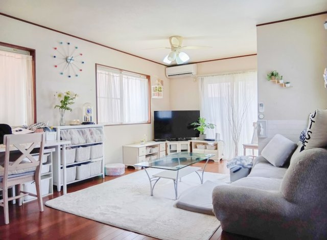 【居間・リビング】 | 新座市堀ノ内2丁目　中古一戸建住宅　(丸井志木店) | 【リビング】
広々としたリビングで一家団欒をお楽しみいただけます。