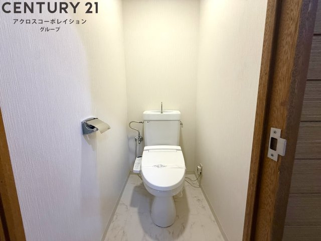 温水洗浄便座付きのトイレです♪